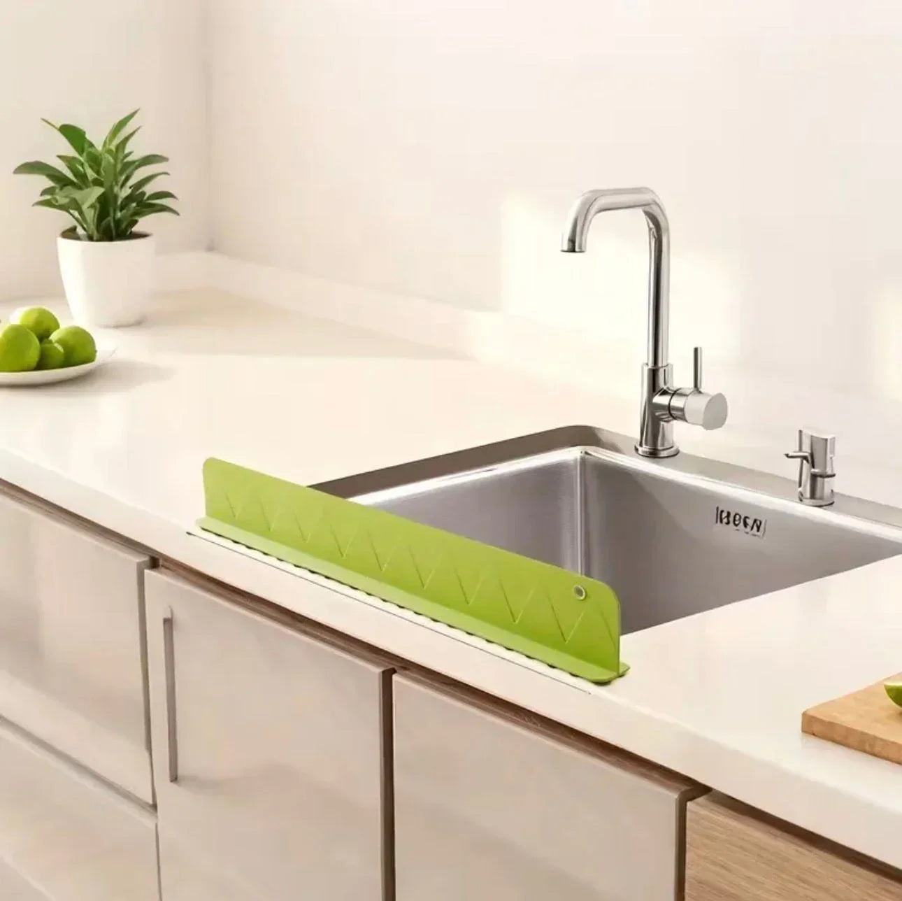 Silicone Kitchen Sink Splash Guard With Suction